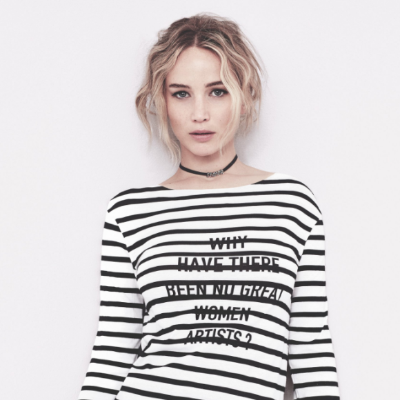 Jennifer Lawrence pose pour la nouvelle campagne estivale de Dior.