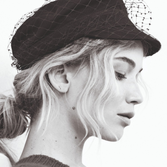 Jennifer Lawrence pose pour la nouvelle campagne estivale de Dior.