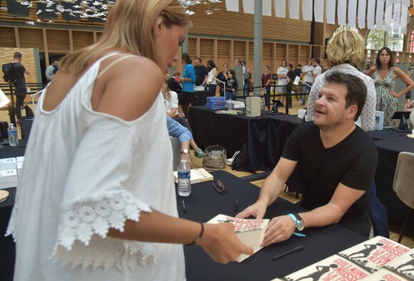 Guillaume Musso en séance de dédicace lors du 1er Forum Fnac Livres organisé au Carreau du Temple à Paris, le 2 septembre 2016.
