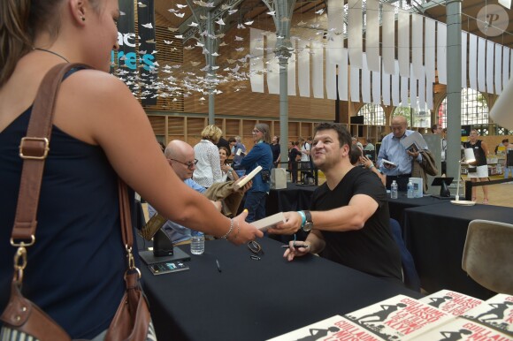Guillaume Musso en séance de dédicace lors du 1er Forum Fnac Livres organisé au Carreau du Temple à Paris, le 2 septembre 2016.