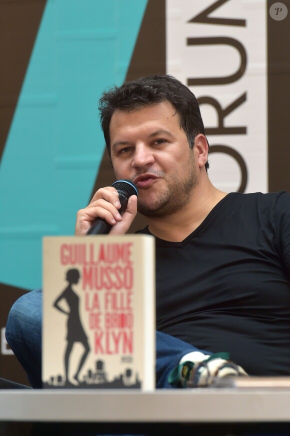 Guillaume Musso en séance de dédicace lors du 1er Forum Fnac Livres organisé au Carreau du Temple à Paris, le 2 septembre 2016.