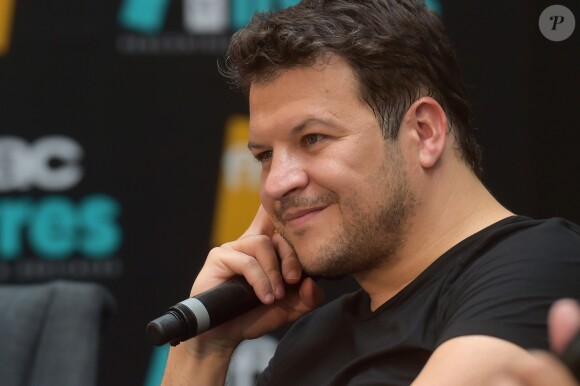 Guillaume Musso en séance de dédicace lors du 1er Forum Fnac Livres organisé au Carreau du Temple à Paris, le 2 septembre 2016.