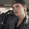 Avicii peine à garder les yeux ouverts dans un extrait du documentaire Avicii : True Stories. Cela se passe six mois avant sa mort.