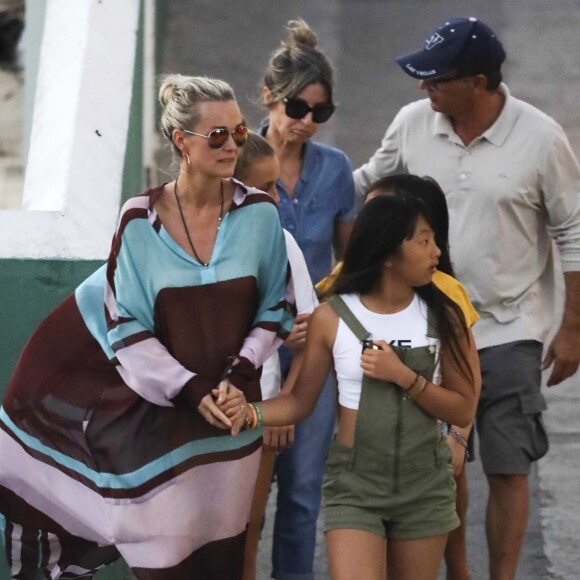 La nounou Sylviane, Laeticia Hallyday, ses filles Joy et Jade et Jean-Pierre Millot (ami très proche du couple Hallyday depuis des années, éditeur à Saint-Barthélemy) sont allées se recueillir sur la tombe de Johnny Hallyday au petit cimetière marin de Lorient à Saint-Barthélemy, le 20 avril 2018.