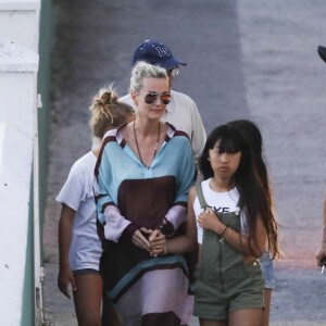 La nounou Sylviane, Laeticia Hallyday, ses filles Joy et Jade et Jean-Pierre Millot (ami très proche du couple Hallyday depuis des années, éditeur à Saint-Barthélemy) sont allées se recueillir sur la tombe de Johnny Hallyday au petit cimetière marin de Lorient à Saint-Barthélemy, le 20 avril 2018.