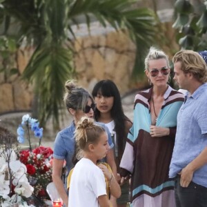 Laeticia Hallyday, ses filles Joy et Jade sont allées se recueillir sur la tombe de Johnny Hallyday au petit cimetière marin de Lorient à Saint-Barthélemy, le 20 avril 2018.