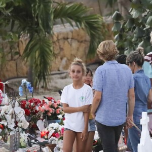 Laeticia Hallyday, ses filles Joy et Jade sont allées se recueillir sur la tombe de Johnny Hallyday au petit cimetière marin de Lorient à Saint-Barthélemy, le 20 avril 2018.