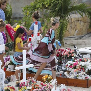 Laeticia Hallyday, ses filles Joy et Jade sont allées se recueillir sur la tombe de Johnny Hallyday au petit cimetière marin de Lorient à Saint-Barthélemy, le 20 avril 2018.