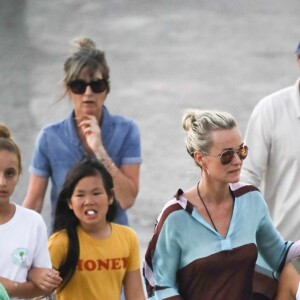 Laeticia Hallyday, ses filles Joy et Jade sont allées se recueillir sur la tombe de Johnny Hallyday au petit cimetière marin de Lorient à Saint-Barthélemy, le 20 avril 2018.