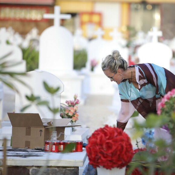 Laeticia Hallyday, ses filles Joy et Jade sont allées se recueillir sur la tombe de Johnny Hallyday au petit cimetière marin de Lorient à Saint-Barthélemy, le 20 avril 2018.