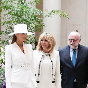 La Première Dame américaine Melania Trump et la Première française Dame Brigitte Macron (Trogneux) avec Franklin Kelly (conservateur principal de la peinture américaine et britannique à la National Gallery of Art) visitent la National Gallery of Art à Washington, le 24 avril 2018. © Stéphane Lemouton/Bestimage