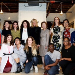 Brigitte Macron pose avec les artistes Stephanie Mercedes, Antonius Bu, Georgia Saxelby, Kiersten Oliver et guest - Brigitte Macron visite l'association artistique "Halcyon Arts Lab" à Washington, le 25 avril 2018. © Dominique Jacovides/Bestimage