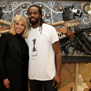 Brigitte Macron et l'artiste Stephen Haye - Brigitte Macron visite l'association artistique "Halcyon Arts Lab" à Washington, le 25 avril 2018. © Dominique Jacovides/Bestimage