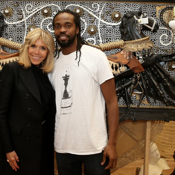 Brigitte Macron et l'artiste Stephen Haye - Brigitte Macron visite l'association artistique "Halcyon Arts Lab" à Washington, le 25 avril 2018. © Dominique Jacovides/Bestimage