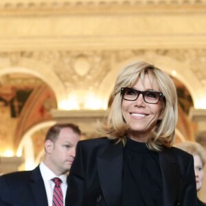 Le président de la République française Emmanuel Macron et Brigitte Macron visitent la librairie du Congrès à Washington aux Etats Unis, le 25 avril 2018. © Stéphane Lemouton/Bestimage