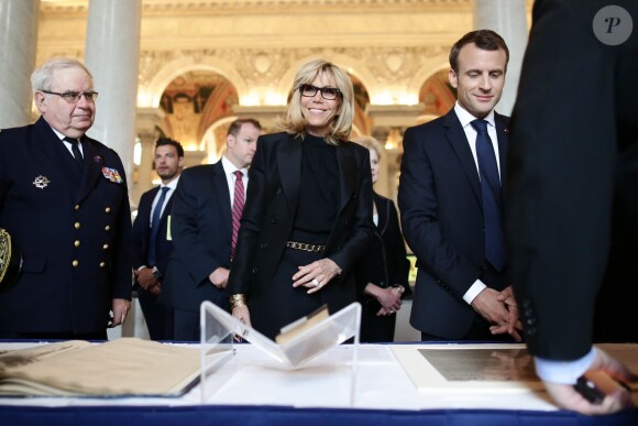 Le président de la République française Emmanuel Macron et Brigitte Macron visitent la librairie du Congrès à Washington aux Etats Unis, le 25 avril 2018. © Stéphane Lemouton/Bestimage