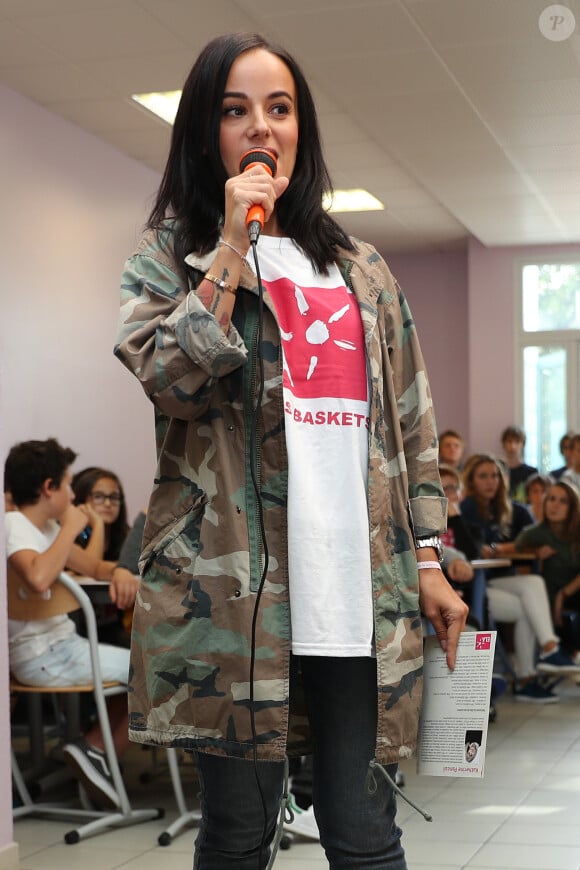 Exclusif - La chanteuse Alizée a donné de la voix pour se faire entendre des 109 élèves de 5ème qui participaient à la dictée ELA. © Olivier Sanchez/Crystal Pictures/Bestimage