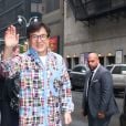 Jackie Chan arrive très souriant à l'émission 'The Late Show with Stephen Colbert' à New York, le 9 octobre 2017