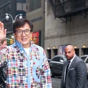 Jackie Chan arrive très souriant à l'émission 'The Late Show with Stephen Colbert' à New York, le 9 octobre 2017