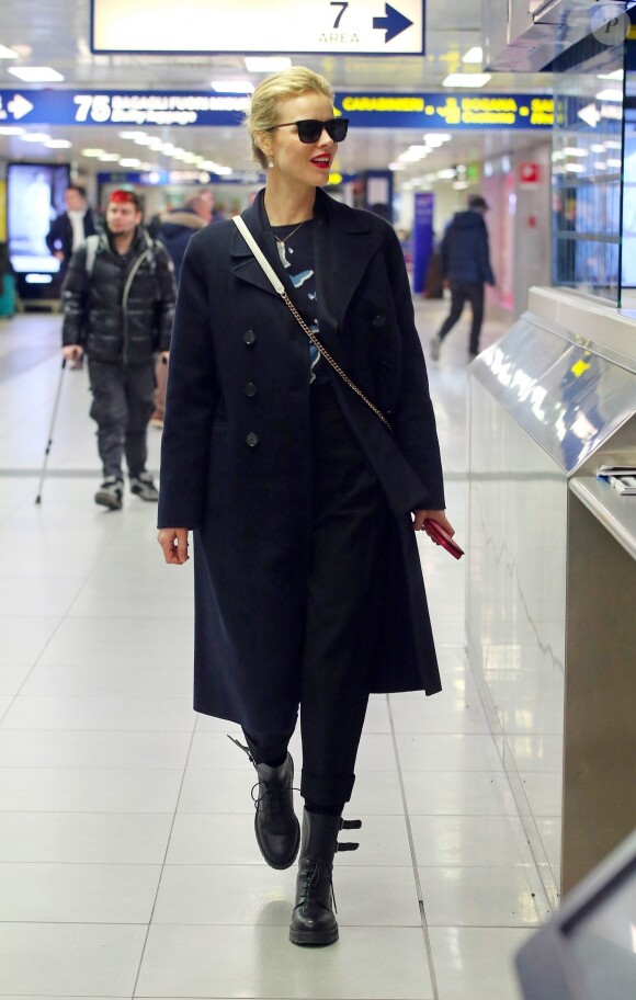 Eva Herzigova arrive à l'aéroport de Milan, le 26 février 2018.