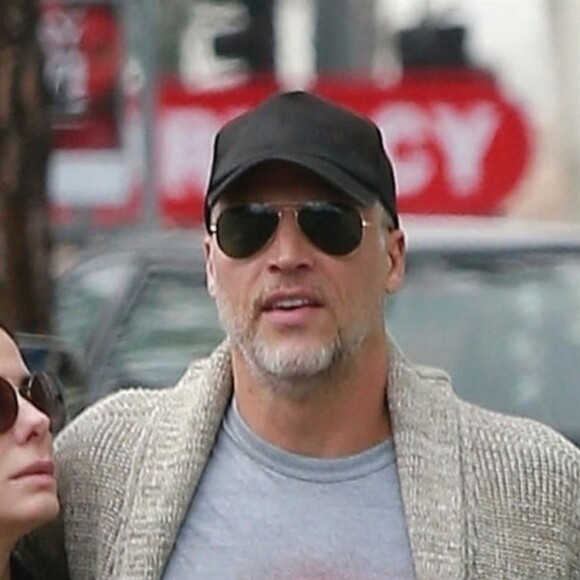 Exclusif - Sandra Bullock et son compagnon Bryan Randall se baladent dans les rues de Studio City. Le couple ne se cache plus et semble très amoureux. Le 3 février 2018