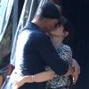 Exclusif - Sandra Bullock et son compagnon Bryan Randall se câlinent et s'embrassent à la sortie du restaurant Piccolino à Beverly Hills, le 14 octobre 2017