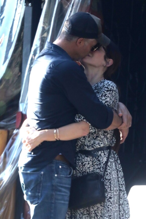 Exclusif - Sandra Bullock et son compagnon Bryan Randall se câlinent et s'embrassent à la sortie du restaurant Piccolino à Beverly Hills, le 14 octobre 2017