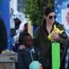 Exclusif - Sandra Bullock s'amuse avec son compagnon Bryan Randall et ses enfants Laila et Louis dans les manèges de Santa Monica Pier à Los Angeles, le 26 mai 2017