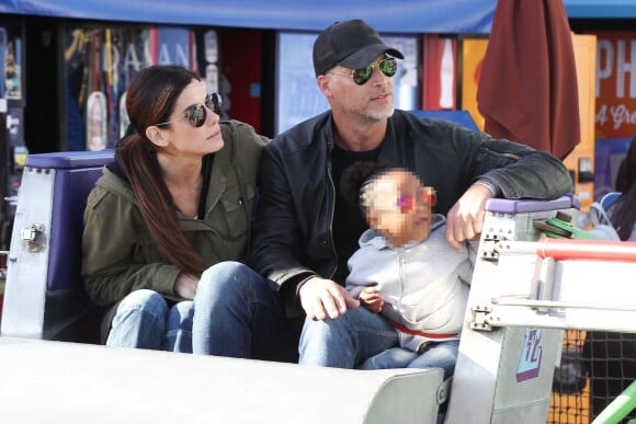 Exclusif - Sandra Bullock s'amuse avec son compagnon Bryan Randall et ses enfants Laila et Louis dans les manèges de Santa Monica Pier à Los Angeles, le 26 mai 2017