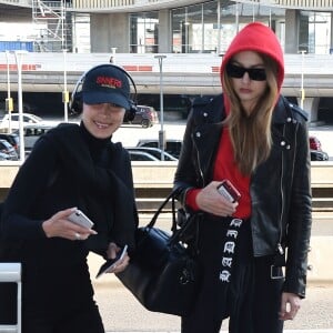 Gigi et Bella Hadid à l'aéroport après avoir défilé pour la collection croisière Chanel, à Paris le 4 mai 2018.