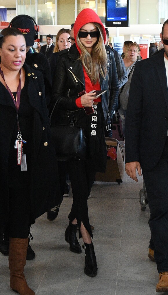 Gigi Hadid à l'aéroport après avoir défilé pour la collection croisière Chanel, à Paris le 4 mai 2018.