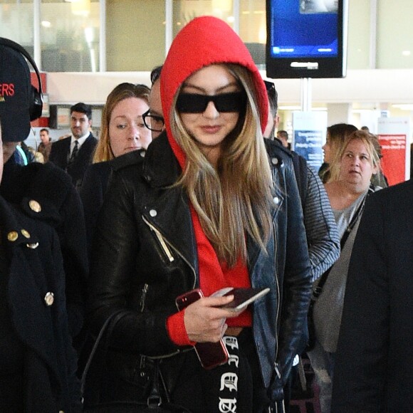 Gigi Hadid à l'aéroport après avoir défilé pour la collection croisière Chanel, à Paris le 4 mai 2018.