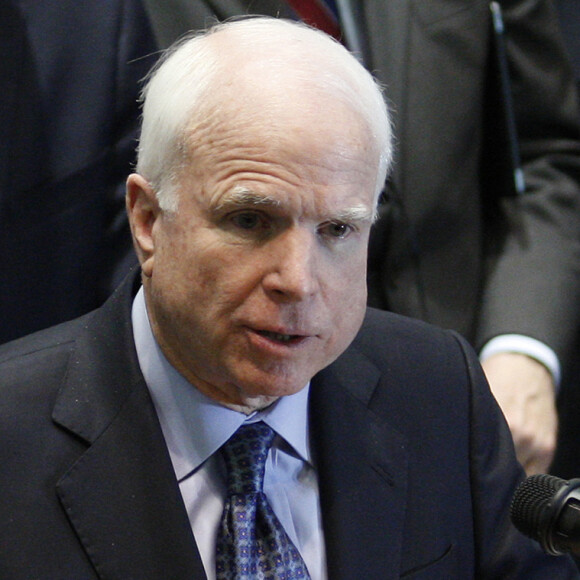 Le sénateur américain John McCain tient une conférence de presse accompagné d'autres sénateurs américains à Kiev, le 15 mars 2014.