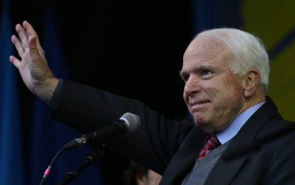 Le senateur americain John McCain - Manifestation en Ukraine contre la decision du gouvernement de retarder la signature d'un accord commercial avec l'Union Europeenne le 15 decembre 2013.
