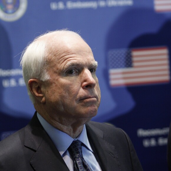 Le sénateur américain John McCain tient une conférence de presse accompagné d'autres sénateurs américains à Kiev, le 15 mars 2014.