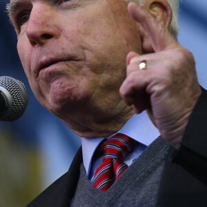 Le senateur americain John McCain - Manifestation en Ukraine contre la decision du gouvernement de retarder la signature d'un accord commercial avec l'Union Europeenne le 15 decembre 2013.