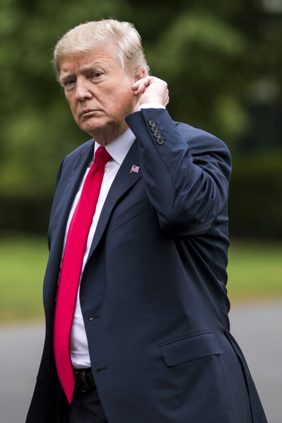 Donald Trump de retour de Cleveland traverse la pelouse sud des jardins de la Maison Blanche à Washington le 5 mai 2018.