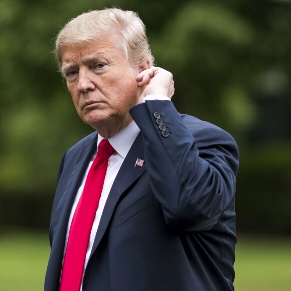 Donald Trump de retour de Cleveland traverse la pelouse sud des jardins de la Maison Blanche à Washington le 5 mai 2018.