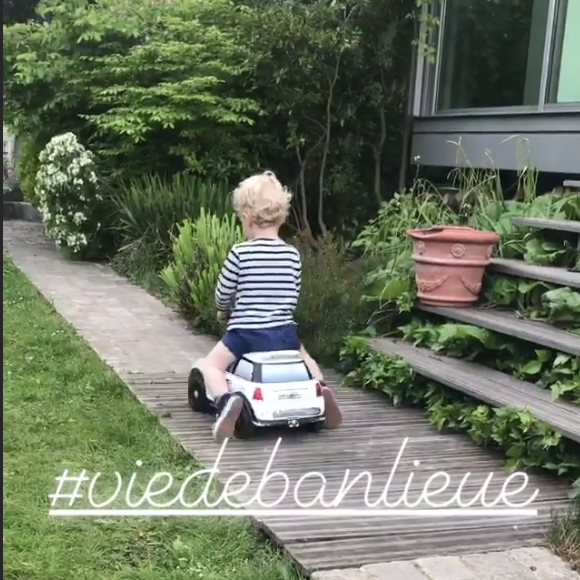 Agathe Lecaron filme ses fils dans son jardin dans la banllieue parisienne, mai 2018.