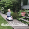 Agathe Lecaron filme ses fils dans son jardin dans la banllieue parisienne, mai 2018.
