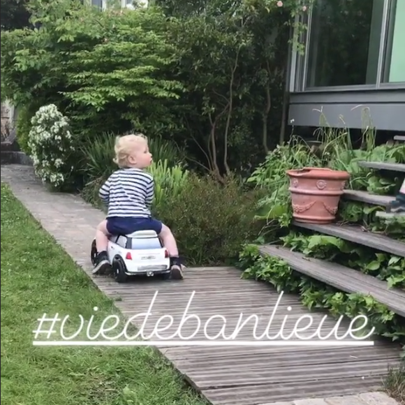 Agathe Lecaron filme ses fils dans son jardin dans la banllieue parisienne, mai 2018.