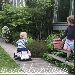 Agathe Lecaron filme ses fils dans son jardin dans la banllieue parisienne, mai 2018.