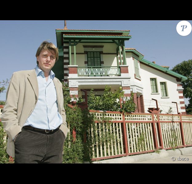 Les huissiers chez Claude François Junior - Purepeople