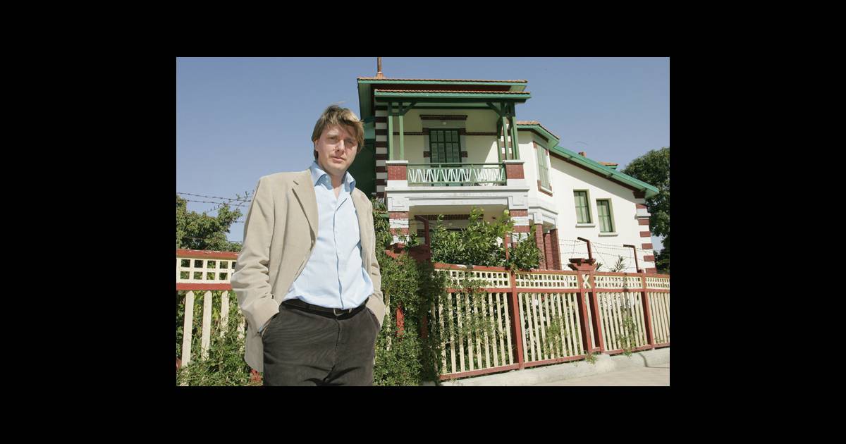 Les huissiers chez Claude François Junior - Purepeople