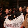 Deux hommes protestant contre l'assignation à résidence du réalisateur russe Kirill Serebrennikov - Montée des marches du film « Leto » lors du 71ème Festival International du Film de Cannes. Le 9 mai 2018 © Borde-Jacovides-Moreau/Bestimage