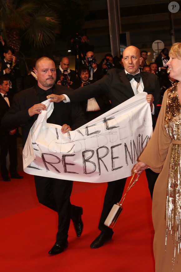 Deux hommes protestant contre l'assignation à résidence du réalisateur russe Kirill Serebrennikov - Montée des marches du film « Leto » lors du 71ème Festival International du Film de Cannes. Le 9 mai 2018 © Borde-Jacovides-Moreau/Bestimage