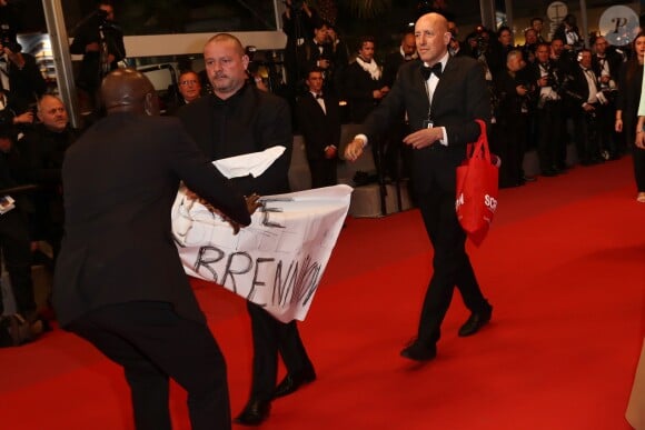 Deux hommes protestant contre l'assignation à résidence du réalisateur russe Kirill Serebrennikov - Montée des marches du film « Leto » lors du 71ème Festival International du Film de Cannes. Le 9 mai 2018 © Borde-Jacovides-Moreau/Bestimage