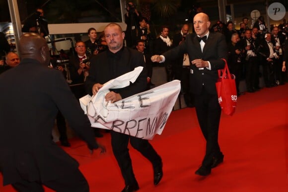 Deux hommes protestant contre l'assignation à résidence du réalisateur russe Kirill Serebrennikov - Montée des marches du film « Leto » lors du 71ème Festival International du Film de Cannes. Le 9 mai 2018 © Borde-Jacovides-Moreau/Bestimage
