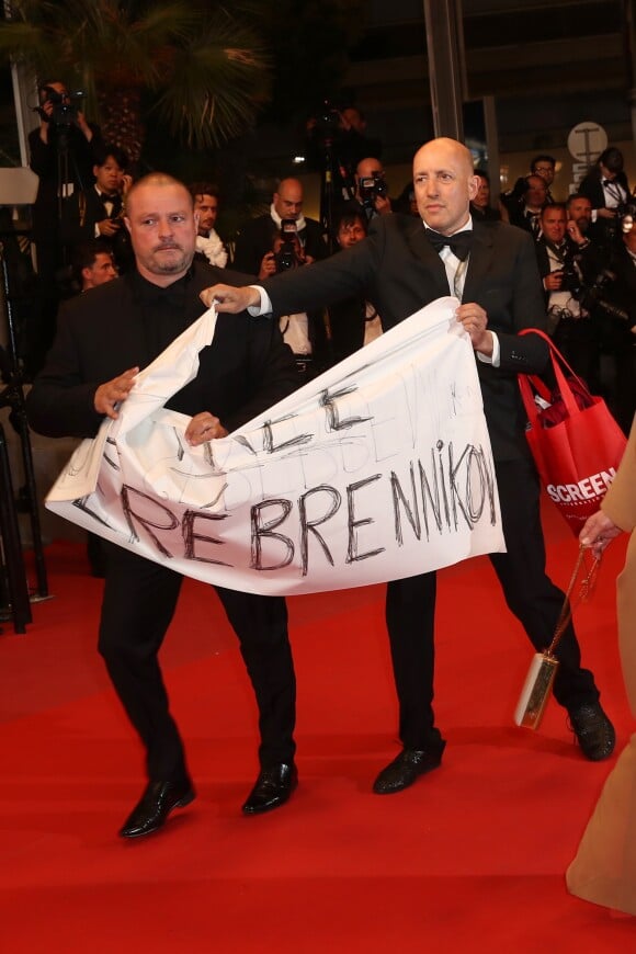 Deux hommes protestant contre l'assignation à résidence du réalisateur russe Kirill Serebrennikov - Montée des marches du film « Leto » lors du 71ème Festival International du Film de Cannes. Le 9 mai 2018 © Borde-Jacovides-Moreau/Bestimage