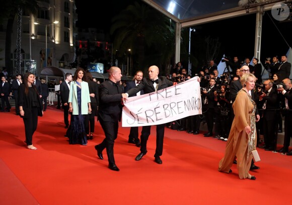 Deux hommes protestant contre l'assignation à résidence du réalisateur russe Kirill Serebrennikov - Montée des marches du film « Leto » lors du 71ème Festival International du Film de Cannes. Le 9 mai 2018 © Borde-Jacovides-Moreau/Bestimage